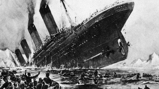 Reconstituição do naufrágio do Titanic, que na imagem se vê inclinado, rodeado por vários botes