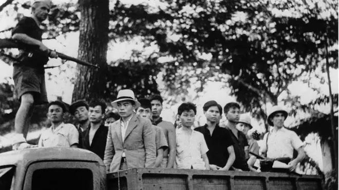 Một lính Pháp canh giữ các thanh niên Việt Nam đấu tranh bị bắt tại Sài Gòn năm 1945: Quân Pháp quay lại Sài Gòn theo quân đoàn Anh - Ấn nhân danh Đồng Minh giải pháp quân đội Nhật và đã nhanh chóng chiếm các vị trí quan trọng