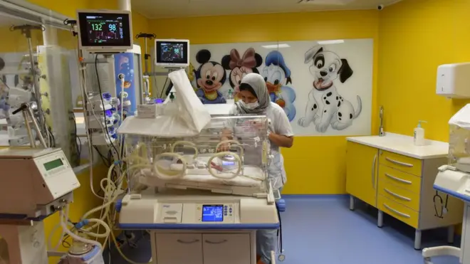 Une infirmière marocaine s'occupe de l'un des neuf bébés après que la Malienne Halima Cisse a donné naissance à des nonuplés .