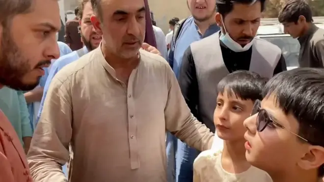 “هذا جواز سفري البريطاني، وهؤلاء أطفالي”