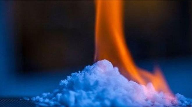 มีเทนไฮเดรต หรือ "น้ำแข็งติดไฟ" เป็นแหล่งเชื้อเพลิงที่ให้พลังงานสูง