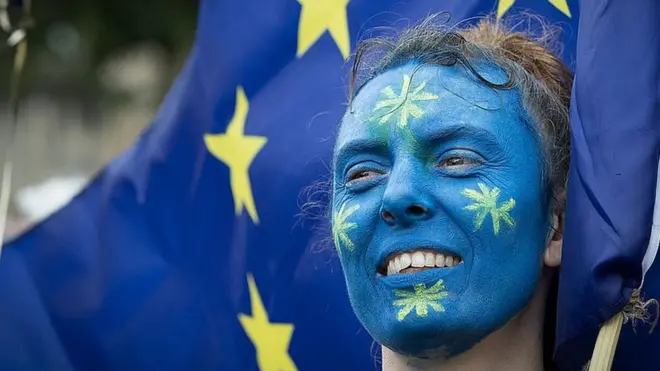 యూరప్ అనుకూల ర్యాలీలో ఒక మహిళ