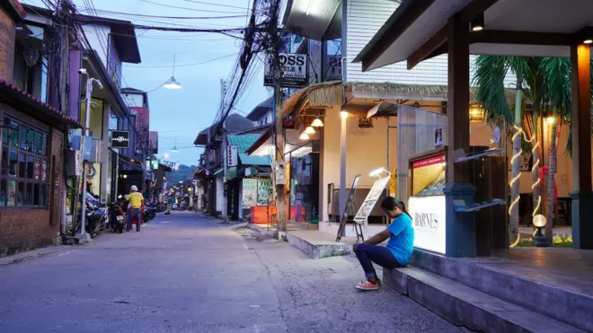 สภาพถนนคนเดิน Fisherman's Village เรียบชายหาดบ่อผุดที่เคยเป็นศูนย์รวมนักท่องเที่ยวในวันที่ไร้นักท่องเที่ยวไม่ต่างอะไรกับเมืองร้าง