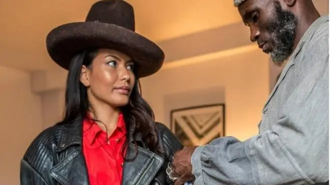 Amah dey style woman for Paris