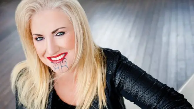 얼굴에 마오리족 문신을 한 샐리 앤더슨