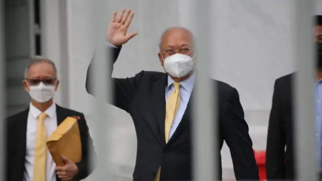 นายสุเทพ เทือกสุบรรณ โบกมือทักทายผู้สนับสนุนที่มาให้กำลังใจที่ศาลฏีกาแผนกคดีอาญาของผู้ดำรงตำแหน่งทางการเมือง