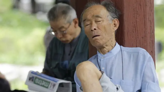 2010年7月，一位韩国首尔的老人午后小睡。最新研究称，韩国平均寿命在全球处于领先水平（资料图）
