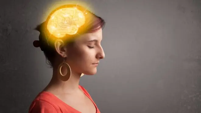 Mujer con el cerebro iluminado