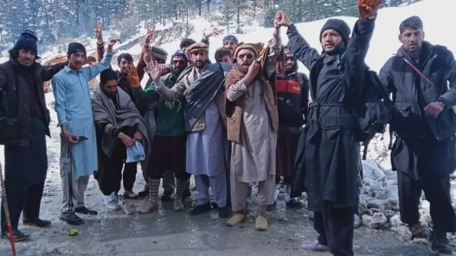 اب یہ افراد محفوظ مقام تک پہنچ چکے ہیں