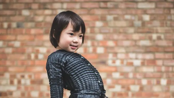 Yasin tuvo la idea de crear ropa que se estira cuando, al visitar a su sobrino, ésta se le quedó obsoleta.