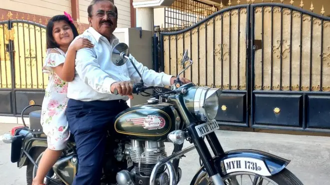 బండి మీద మనవరాలితో శ్రీనివాసన్