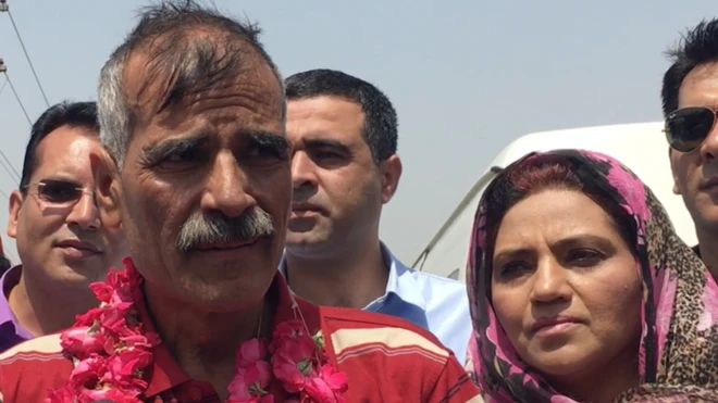 کرنل ریٹائرڈ بھٹی کی اہلیہ بھی اُنھیں لینے ایئرپورٹ پہنچیں تھیں