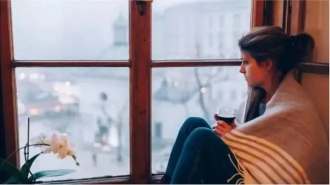 शराब पीती महिला