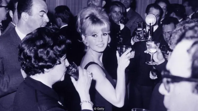 Những người phụ nữ giữ vị trí trung tâm khi đó: Brigitte Bardot và Simone de Beauvoir là những gương mặt mới đấu tranh cho nữ quyền