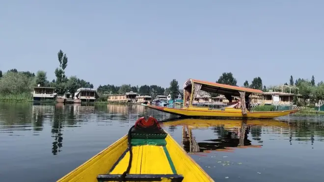 डल में शिकारा