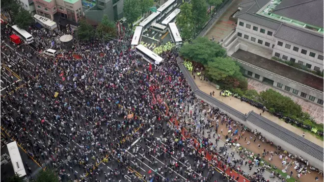 보수단체 회원들이 15일 서울 종로구 사직로에서 집회를 하며 청와대로 행진하고 있다