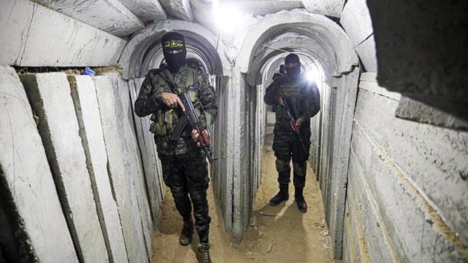 2023年3月30日，伊斯兰圣战组织“圣城旅”的成员守卫加沙地带地下的一条隧道。