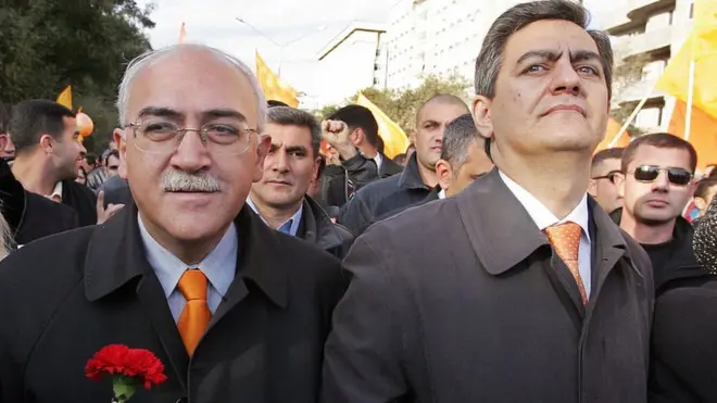 Əli Kərimli (sağda) Müsavat partiyasının sabiq başqanı İsa Qəmbərlə birlikdə yeni parlament seçkilərinin keçirilməsi tələbi ilə keçirilən nümayişdə iştirak edir. 2005-ci il.