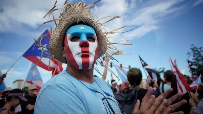Los manifestantes se han agrupado bajo el lema #RickyRenuncia.