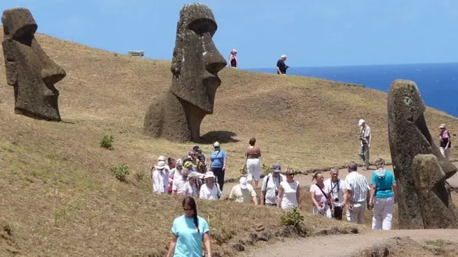 La Isla de Pascua recibe cada vez más turistas y algunos deciden quedarse.