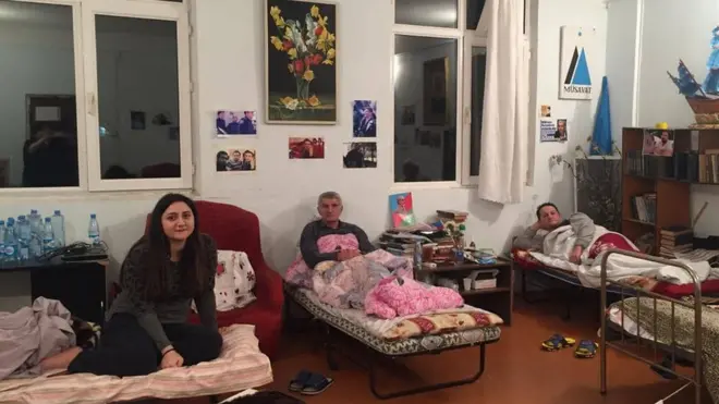 İctimai fəal Aygül Cəfərova (soldan birinci) Müsavat partiyasının qərərgahında aclıq aksiyasına qoşulub