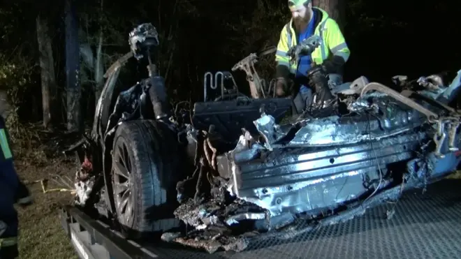 Автомобиль Tesla, который ехал на автопилоте, попал в аварию в которой погибли два пассажира