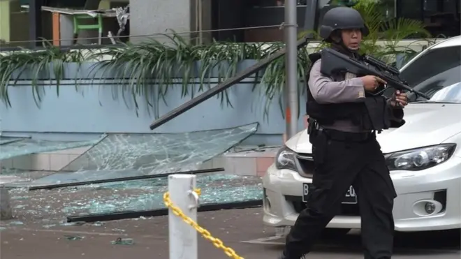 Armed police officer outside Stabucks cafe in Jakarta (14 Jan 2016)