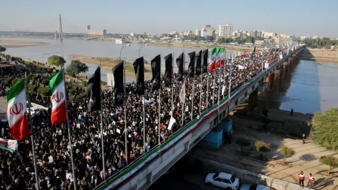 Una enorme multitud se reunió en Ahvaz para recibir el cuerpo del general.