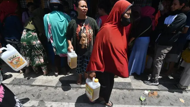 Warga antre membeli minyak goreng curah ke pedagang pengecer di Pasar Masomba di Palu, Sulawesi Tengah, Jumat (18/3/2022). Sebagian warga memilih untuk beralih ke minyak goreng curah yang harganya jauh lebih murah dibanding minyak goreng kemasan.