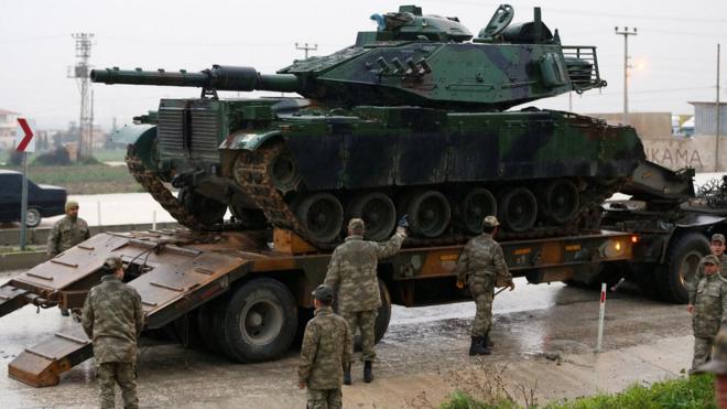 Турецкий танк подъезжает к базе на границе города Рейханлы