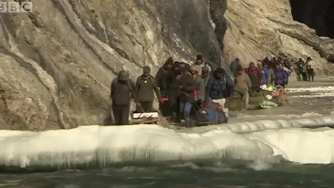 ลากแผงโซลาร์ข้ามน้ำแข็ง