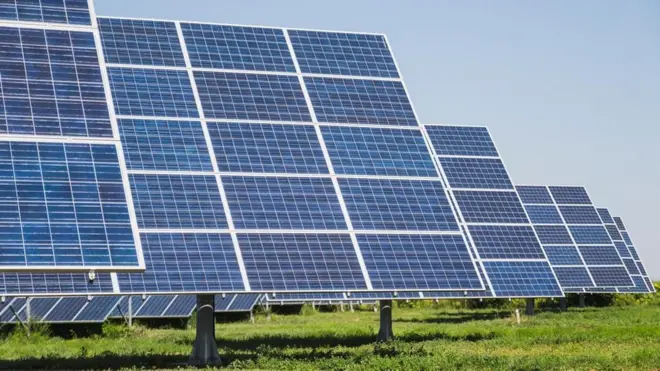 Панелі будуть встановлені під кутом, щоб сніг не затримувався на них. Це також допоможе підтримувати їхню чистоту й справність