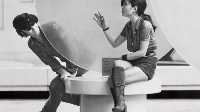 Джон і Йоко поруч із скульптурою Джорджа Адамі "Місяць червень", Нью-Йорк, 4 вересня 1971 року