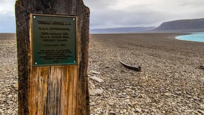 坐落在比奇岛海滩上的幽冥号（HMS Erebus）和惊恐号（HMS Terror）水手的坟墓（图片来源：Sarah Hewitt）