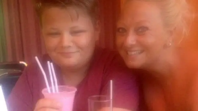 الشاب هاري مع والدته