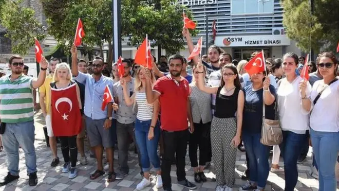 İzmir'de kapatılan vakıf üniversitelerinin öğrencileri Alsancak semtindeki ÖSYM Hizmet Binası önünde eylem yaptı.