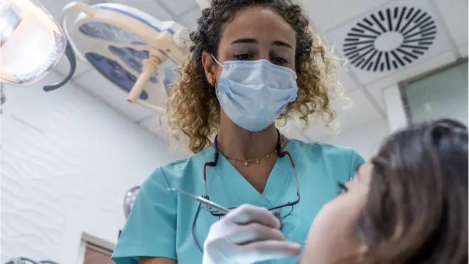 Dentistas brasileiros costumam precisar passar por um programasportebetingresidência nos EUA para obter licença