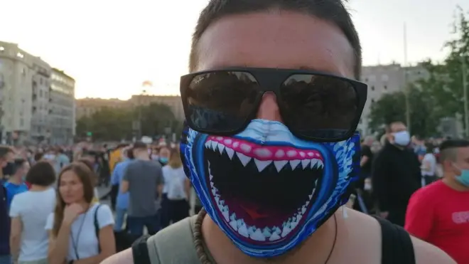 Primer ispravnog nošenja platnene zaštitne maske