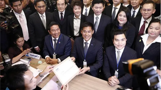 นาทีประวัติศาสตร์ขณะหัวหน้า ทษช. ยื่นพระนามทูลกระหม่อมหญิงอุบลรัตนฯ เป็นนายกฯ ในบัญชีของพรรค เมื่อ 8 ก.พ.