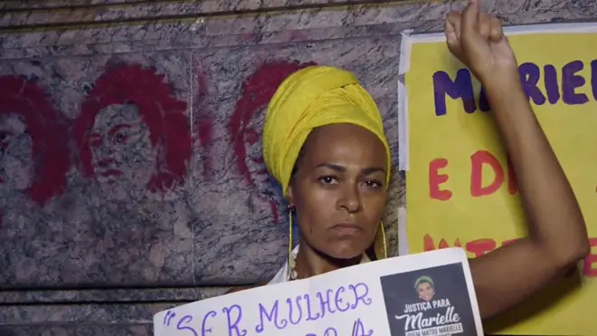 Mujer protesta en Río de Janeiro