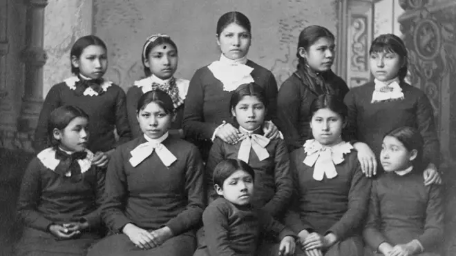 Niñas de la tribu Omaha obligadas a asistir a la escuela Carlisle en Pensilvania.