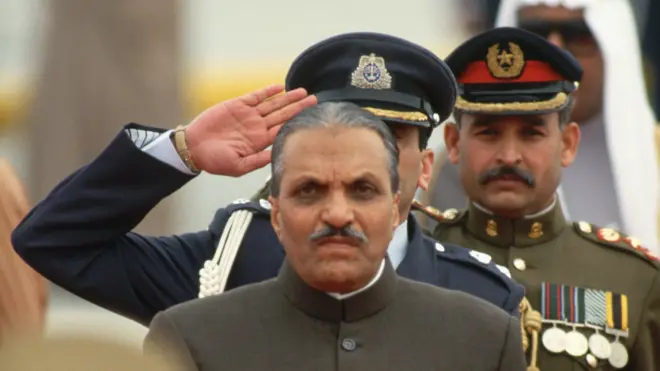 پاکستان؛ نیم عمر د څلورو پوځیانو په لاس کې