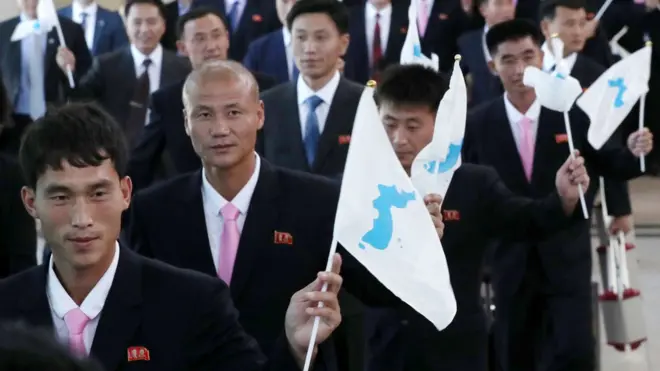 남북 노동자 통일축구대회 북측 참가자들이 10일 오전 경기도 파주 남북출입사무소를 통해 입경하고 있다