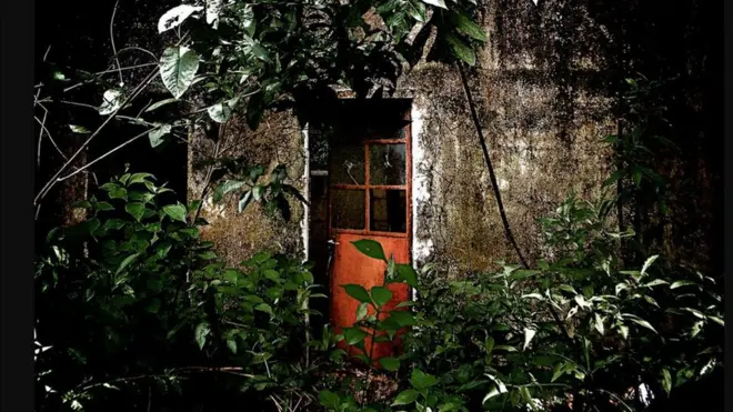 Una casa con los vidrios rotos