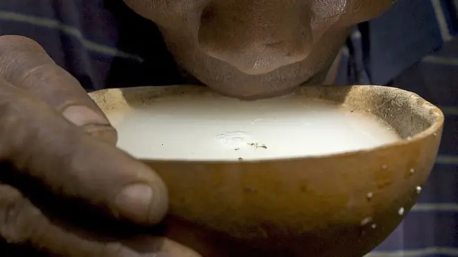 Man dey drink Palmwine