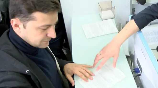 Кандидат в президенти Володимир Зеленський здав аналізи у медичній клініці. Таку процедуру Зеленський називає однією зі своїх умов дебатів з Петром Порошенком.