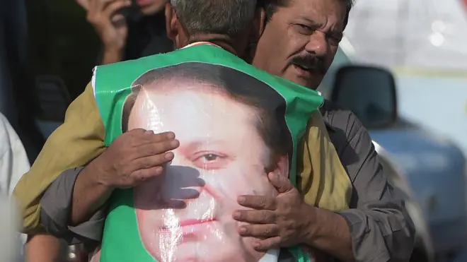 نواز شریف اور ان کی بیٹی مریم نواز کو انتخابات سے محض چند روز قبل جیل میں ڈالا گیا۔ ن لیگ کے کئی رہنما مقامی ذرائع ابلاغ پر یہ کہہ چکے ہیں کہ ایسا مبینہ طور پر ن لیگ کی انتخابی مہم کو کمزور کرنے اور انتخابات میں شکست دینے کے لیے کیا گیا۔