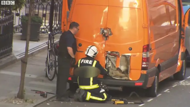 Поліціейський робот здійснив контрольований підрив мікроавтобуса