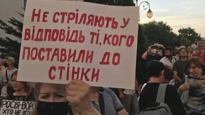 "Не стреляют в ответ только те, кого поставили к стенке" - лозунг одной из протестующих прoтив условий перемирия, которого добился Владимир Зеленский