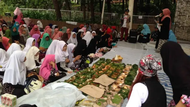Makanan khas Indonesia menjadi sajian khusus acara-acara seperti ini.
